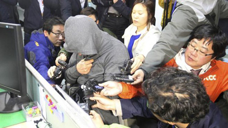 Thuyền trưởng Lee sau khi thoát thân đã trả lời phóng vấn đài JTBC (Hàn Quốc), tuy nhiên, ông trùm áo khoác che kín đầu.